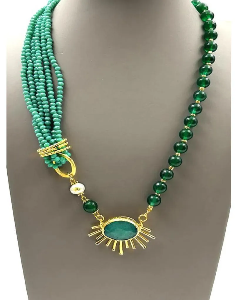 COLLARES VERDES DE PIEDRA PARA DAR UN TOQUE DE COLOR AL LOOK
