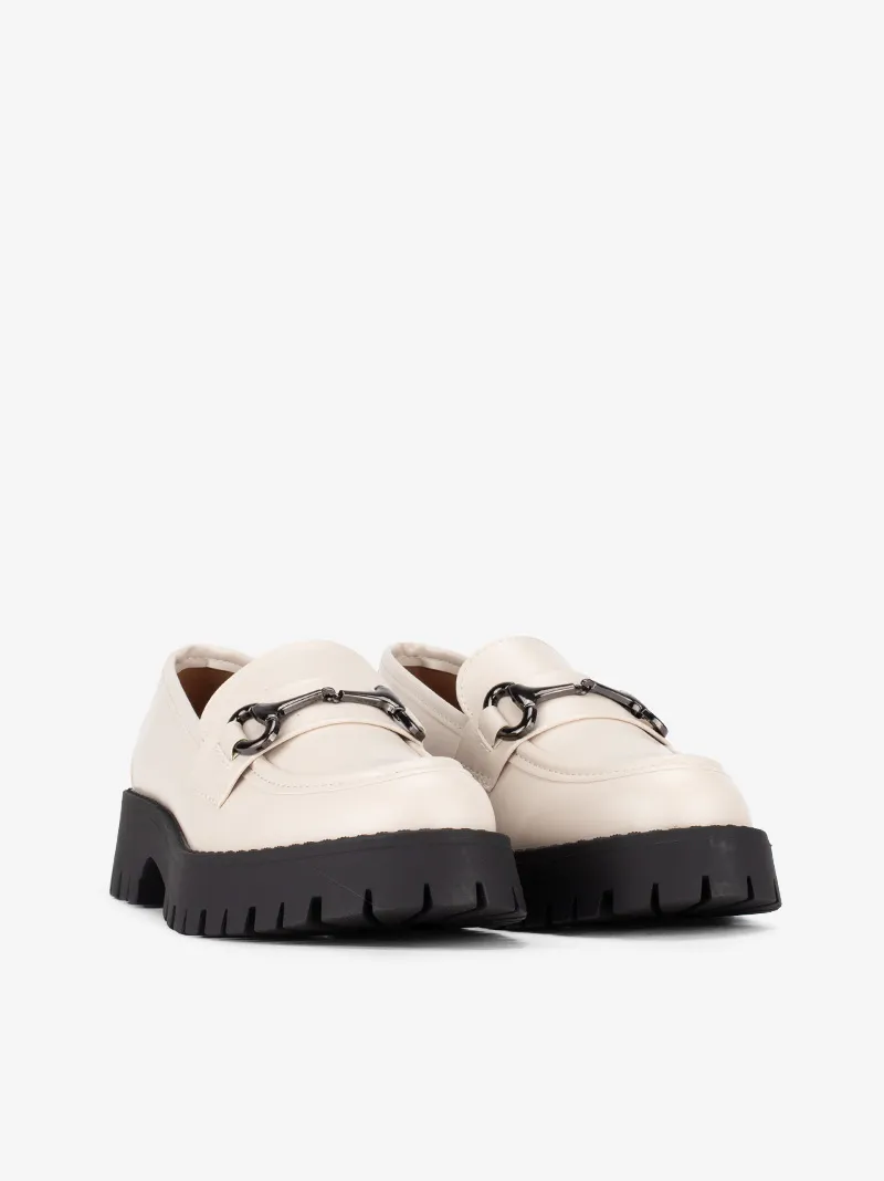 SAPATO LOAFER POLIDO ESTILO MOCASSIN COM APLICAÇÃO METÁLICA EM SOLA DE RASTO